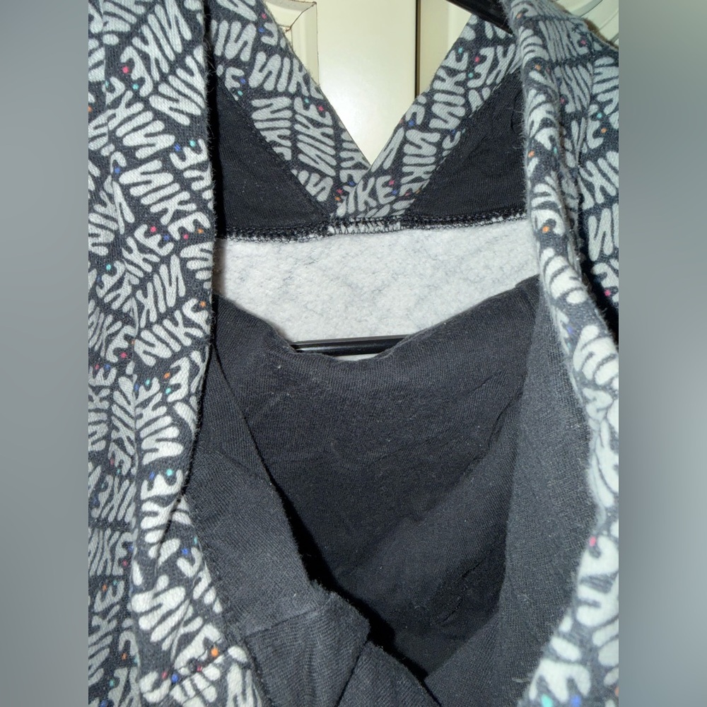 Nike Men's Black/White/Gray Logo Patterned Sweater SIZE LARGE LIKE NEW - Picture 6 of 11